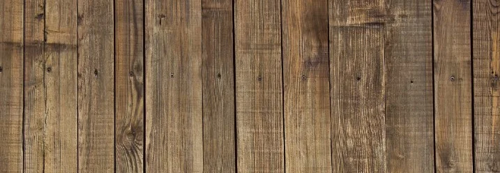 Holzwand aus braunen Brettern